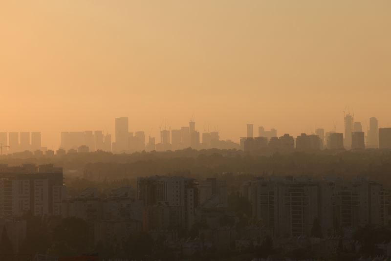 © Reuters. FILE PHOTO: A view of the Tel Aviv skyline at sunset from an airplane window, Israel, August 18, 2024. REUTERS/Kevin Mohatt/File Photo