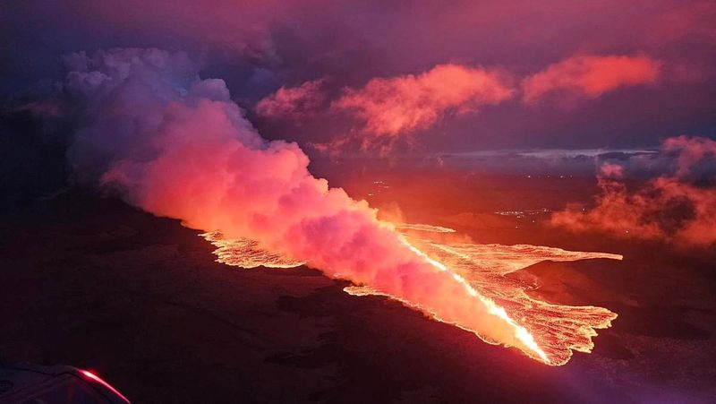 &copy; Reuters. Lava spurts and flows after the eruption of a volcano in the Reykjanes Peninsula near Grindavik, Iceland, as seen in this handout picture obtained by Reuters on August 23, 2024. Civil Protection of Iceland/Handout via REUTERS