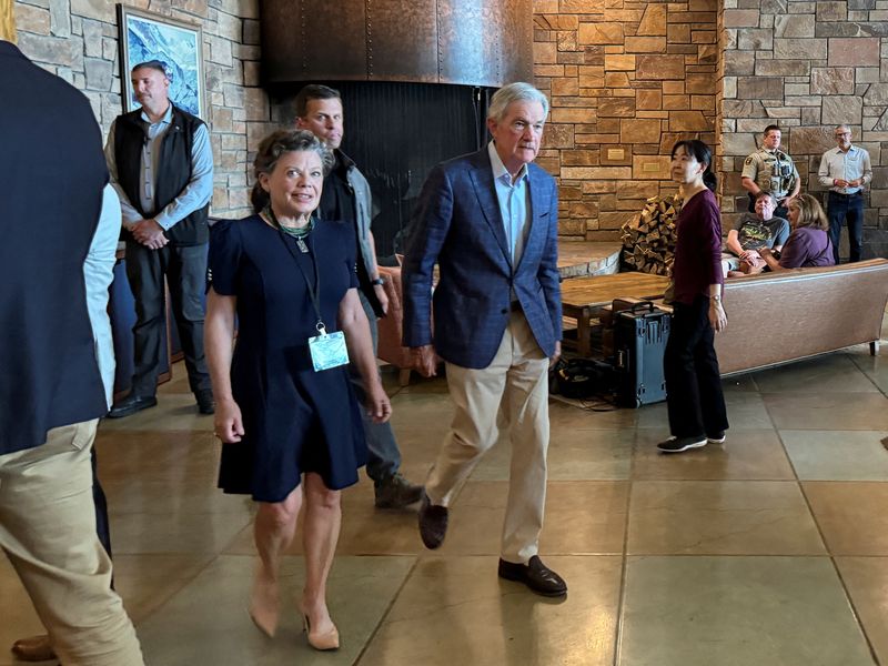 &copy; Reuters. Federal Reserve Chair Jerome Powell heads into the opening dinner at the Kansas City Fed’s annual economic symposium in Jackson Hole, Wyoming on August 22, 2024. REUTERS/Ann Saphir/File Photo