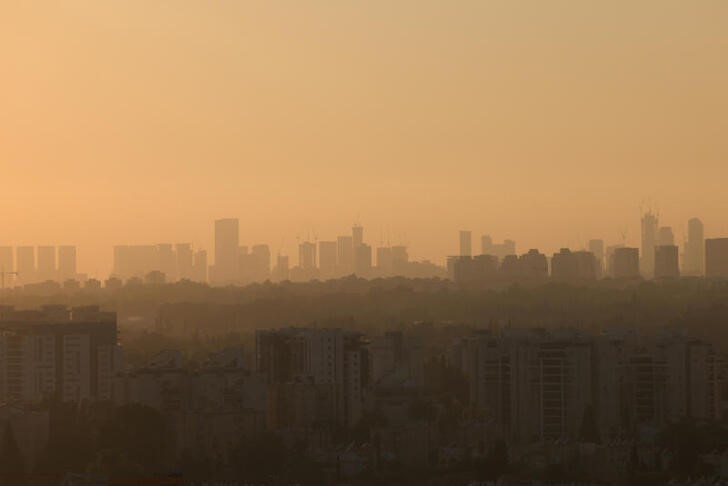 © Reuters. A view of the skyline of Tel Aviv during sunset, as seen from a plane window, Israel, August 18, 2024. REUTERS/Kevin Mohatt/Pool