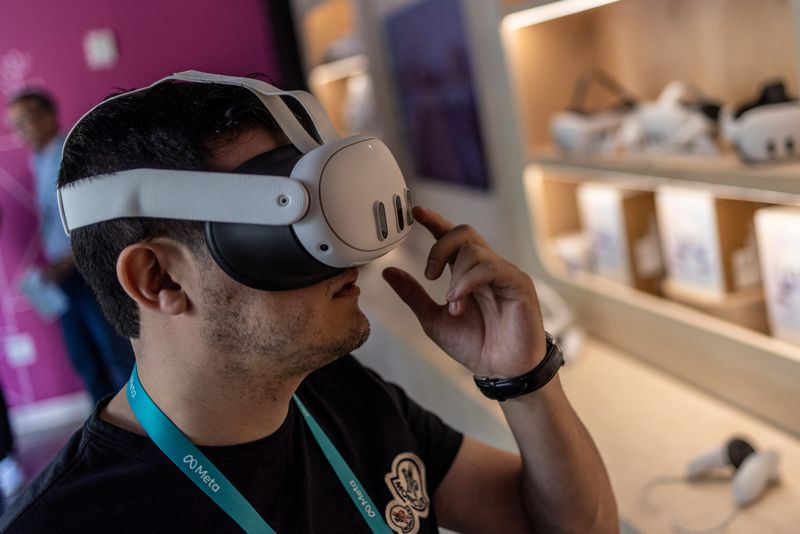 © Reuters. A guest attends a presentation of the updated virtual reality headset during the Meta Connect event at the company's headquarters in Menlo Park, California, U.S., September 27, 2023. REUTERS/Carlos Barria/File Photo