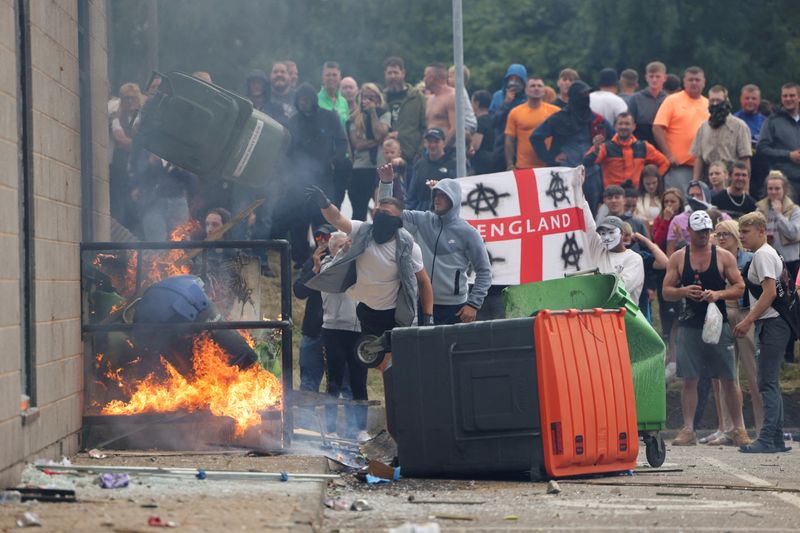 &copy; Reuters. Manifestantes anti-imigração fazem protesto em Rotherham, Reino Unidon04/08/2024nREUTERS/Hollie Adams