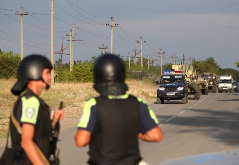 © Reuters. Russian law enforcement officers drive along a road following the seizure of hostages by a group of inmates in the penal colony IK-19, in the town of Surovikino in the Volgograd Region, Russia August 23, 2024. REUTERS/Stringer