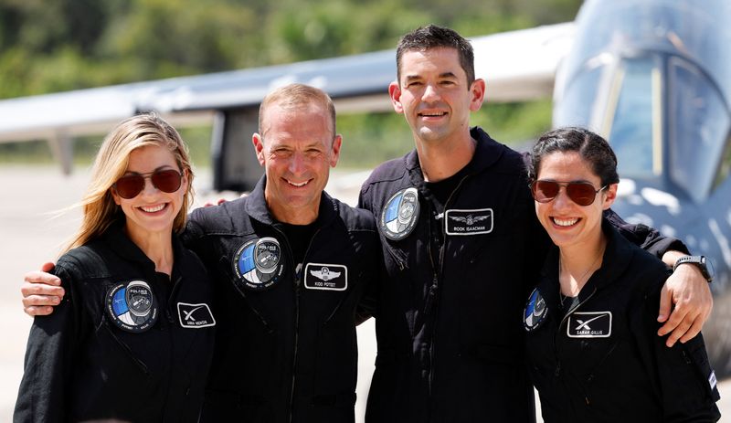 &copy; Reuters. Anna Menon, Scott Poteet, Jared Isaacman e Sarah Gillis, membros da tripulação da Polaris Dawn, em Cabo Canaveral, Flórida, EUAn19/08/2024nREUTERS/Joe Skipper