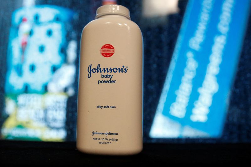 © Reuters. FILE PHOTO: A bottle of Johnson and Johnson Baby Powder is seen in a photo illustration taken in New York February 24, 2016. REUTERS/Shannon Stapleton/Illustration/File Photo