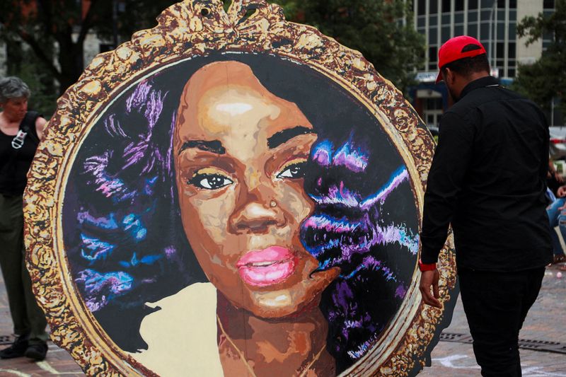 © Reuters. FILE PHOTO: Breonna Taylor’s art is seen in Jefferson Square after the announcement that the FBI arrested and brought civil rights charges against four current and former Louisville police officers for their roles in the 2020 fatal shooting of Breonna Taylor, in Louisville, Kentucky, U.S., August 4, 2022. REUTERS/Amira Karaoud/File Photo