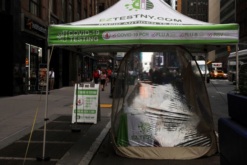 &copy; Reuters. Mulher trabalha dentro de centro móvel de testes de Covid-19 na área de Midtown, na cidade de Nova York, EUAn21/08/2023nREUTERS/Shannon Stapleton