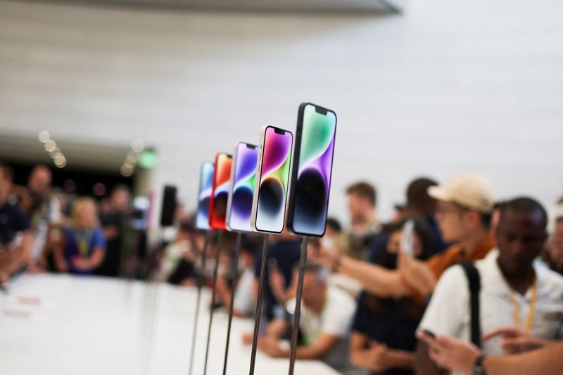 &copy; Reuters. Guests look at the new iPhone 14 at an Apple event at their headquarters in Cupertino, California, U.S. September 7, 2022. REUTERS/Carlos Barria/ File Photo