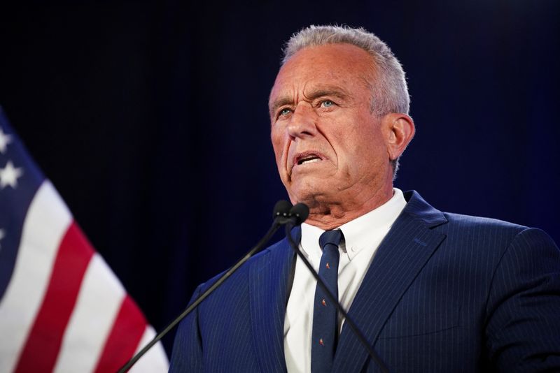 &copy; Reuters. Independent presidential candidate Robert F. Kennedy Jr. makes an announcement on the future of his campaign in Phoenix, Arizona, U.S. August 23, 2024.  REUTERS/Thomas Machowicz