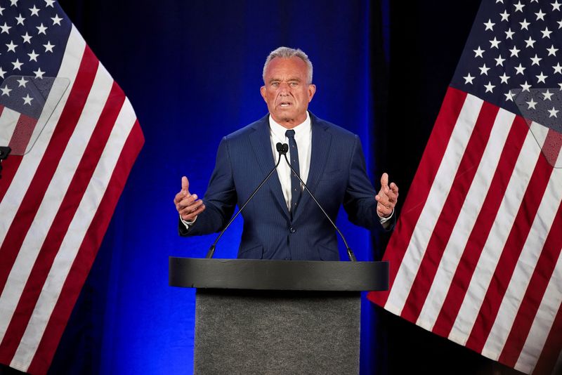 © Reuters. Independent presidential candidate Robert F. Kennedy Jr. makes an announcement on the future of his campaign in Phoenix, Arizona, U.S. August 23, 2024.  REUTERS/Thomas Machowicz