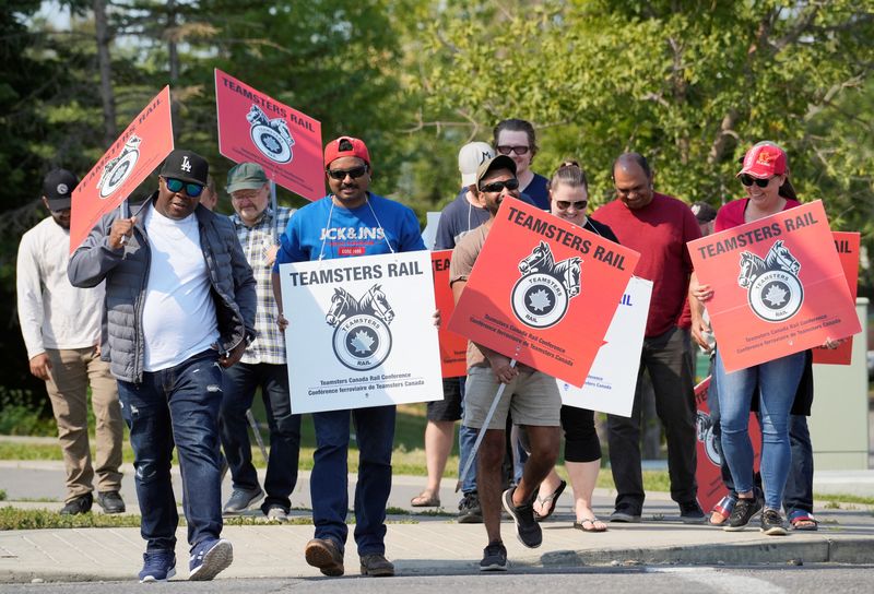 © Reuters. Teamsters union workers picket Canadian Pacific Kansas City (CPKC) headquarters after being locked out by the company in Calgary, Alberta, Canada, August 23, 2024.  REUTERS/Todd Korol