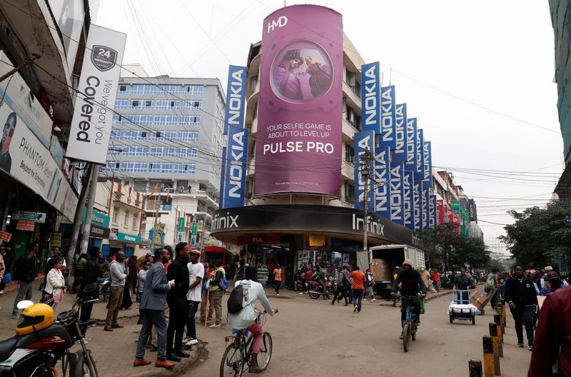 &copy; Reuters. Pedestrians walk along the Luthuli Avenue in downtown Nairobi, Kenya, July 17, 2024. REUTERS/Thomas Mukoya/ File Photo