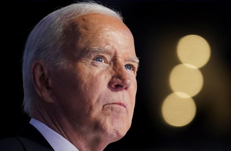 &copy; Reuters. FILE PHOTO: U.S. President Joe Biden looks on as he speaks at the Democratic National Convention (DNC) in Chicago, Illinois, U.S., August 19, 2024. REUTERS/Kevin Lamarque/File Photo