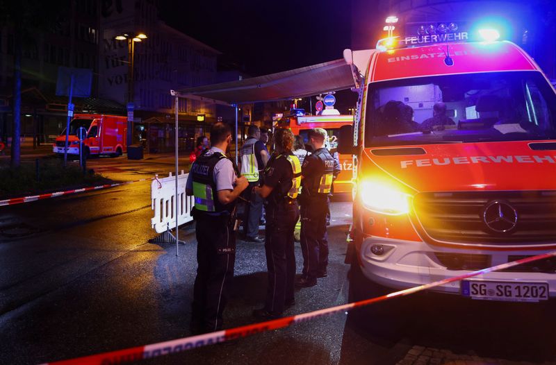 © Reuters. Police officers secure the area of an incident, after several individuals were killed on Friday night when a man randomly stabbed passers-by with a knife, at a city festival in Solingen, Germany, August 23, 2024. REUTERS/Thilo Schmuelgen