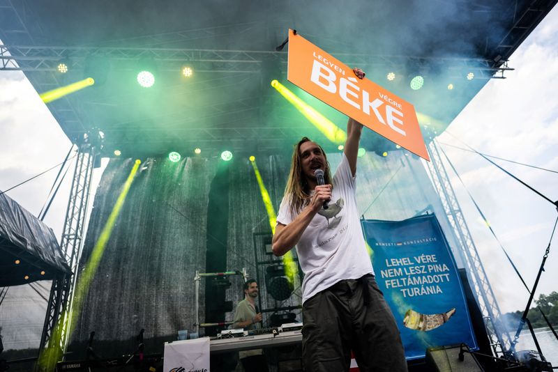 &copy; Reuters. O rapper húngaro De:Nash se apresenta com uma placa dizendo "paz'' e um dos símbolos do Fidesz no Festival Bankito em Bank, Hungrian12/04/2024nREUTERS/Marton Monus