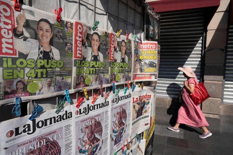 &copy; Reuters. FILE PHOTO: A woman walks past newspapers displaying the victory of the presidential candidate of the ruling Morena party Claudia Sheinbaum, a day after the general election, in Mexico City, Mexico June 3, 2024. REUTERS/Alexandre Meneghini/File Photo