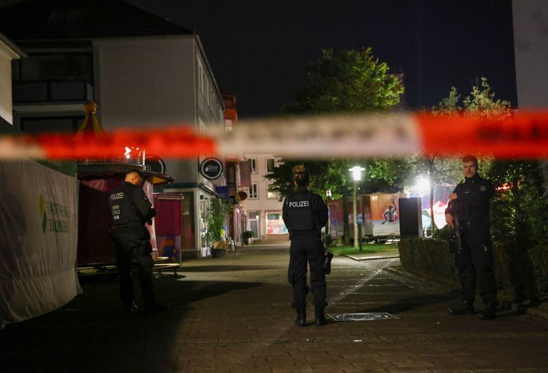 © Reuters. Police tape is set up following an incident in which several individuals were killed on Friday night when a man randomly stabbed passers-by with a knife at a city festival, in Solingen, Germany, August 24, 2024. REUTERS/Thilo Schmuelgen