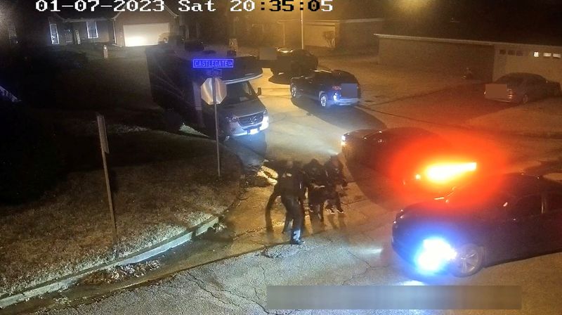 &copy; Reuters. Tyre Nichols, homem negro de 29 anos que foi parado enquanto dirigia, é espancado por policiais do Departamento de Polícia de Memphis em 7 de janeiro de 2023, nesta captura de tela de um vídeo do cason27/01/2023nMemphis Police Department/Handout via RE