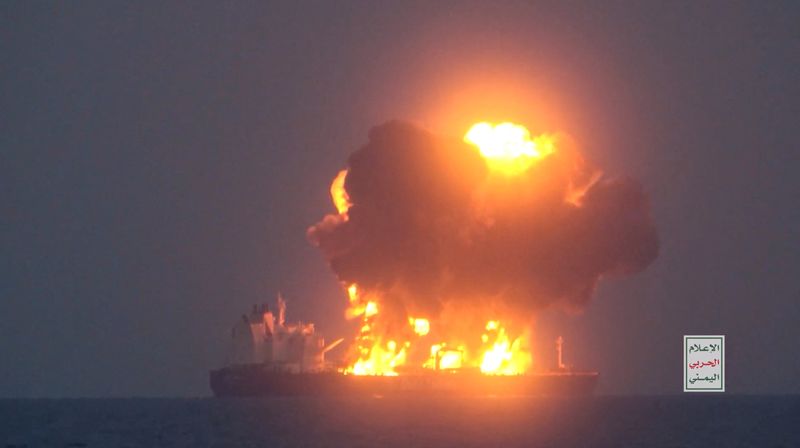 © Reuters. Screen grab taken from a video released on August 21, 2024 by Yemen's Houthis shows what they say is smoke rising from a fire aboard a Greek-flagged oil tanker in the Red Sea. Houthi Military Media/Handout via REUTERS  