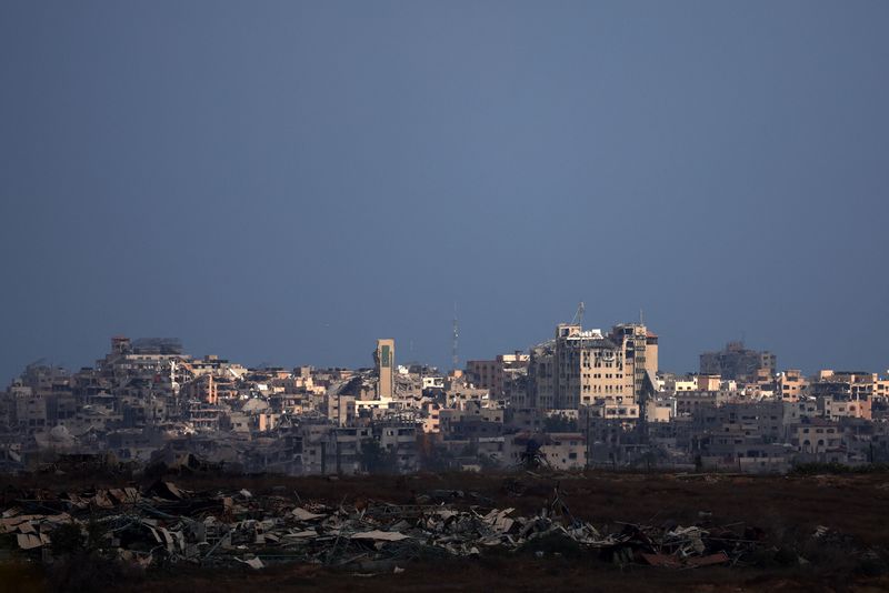 &copy; Reuters. Visão geral de edifícios danificados em Gaza, em meio ao conflito Israel-Hamas, perto da fronteira Israel-Gaza, vista de Israeln23/08/2024nREUTERS/Florion Goga