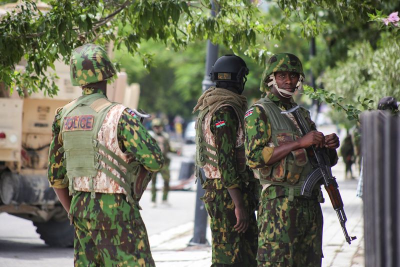 &copy; Reuters. FILE PHOTO: Kenyan police officers stand together during a joint operation with Haitian Police, in Port-au-Prince, Haiti July 29, 2024. REUTERS/Jean Feguens Regala/File Photo