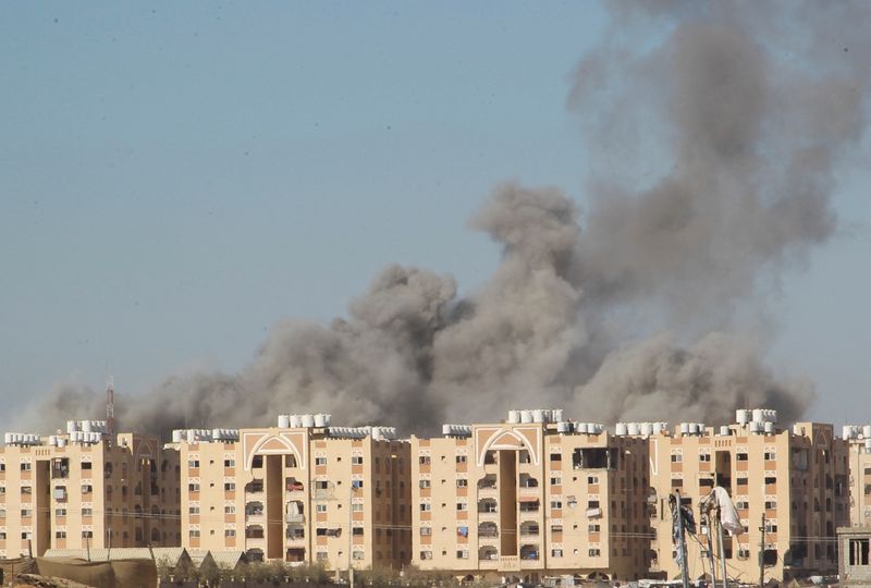 &copy; Reuters. FILE PHOTO: Smoke rises following an Israeli strike on a residential building, amid the ongoing conflict between Israel and Hamas, in Khan Younis, in the southern Gaza Strip, August 16, 2024. REUTERS/Hatem Khaled/File Photo