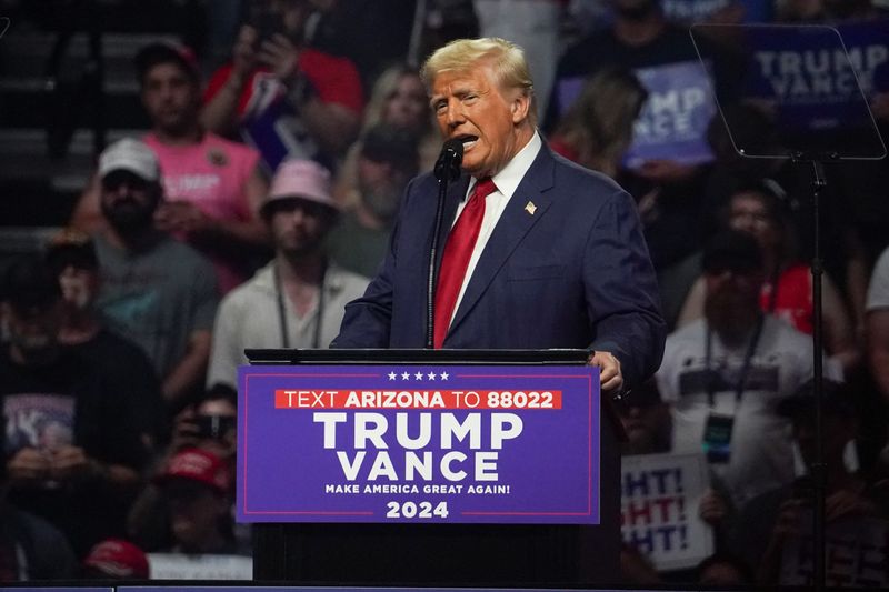 © Reuters. Republican presidential nominee and former U.S. President Donald Trump speaks at a rally in Glendale, Arizona, U.S., August 23, 2024. REUTERS/Go Nakamura