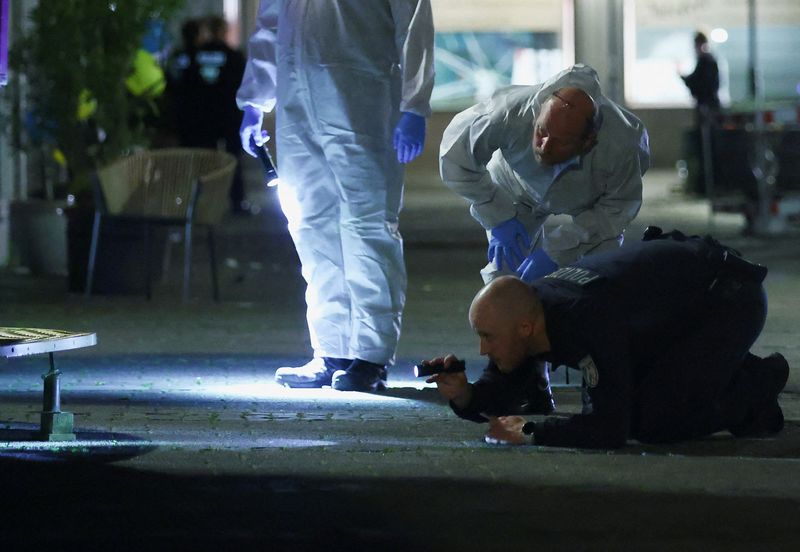 &copy; Reuters. Police members and forensic experts work following an incident in which several individuals were killed on Friday night when a man randomly stabbed passers-by with a knife at a city festival, in Solingen, Germany, August 24, 2024. REUTERS/Thilo Schmuelgen