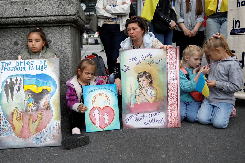 &copy; Reuters. People take part in a demonstration for the return of Ukrainian prisoners of war, as Russia's attack on Ukraine continues, on the first day of the Summit on Peace in Ukraine, in Lucerne, Switzerland June 15, 2024. REUTERS/Stefan Wermuth/File Photo