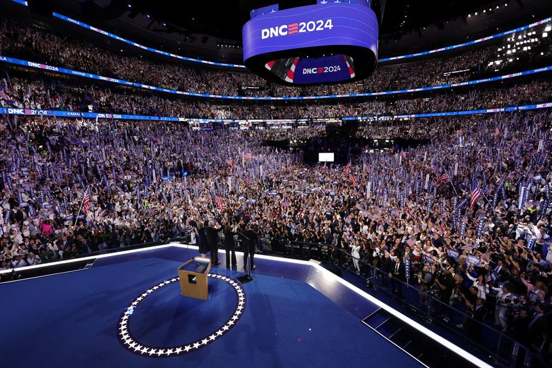 © Reuters. Democratic presidential nominee and U.S. Vice President Kamala Harris, her husband Doug Emhoff, second gentleman of the U.S., U.S. Democratic vice presidential nominee Minnesota Governor Tim Walz, and his wife Gwen stand onstage on Day 4 of the Democratic National Convention (DNC) at the United Center in Chicago, Illinois, U.S., August 22, 2024. REUTERS/Mike Segar/Pool