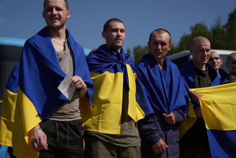 © Reuters. Ukrainian prisoners of war (POWs) react after a swap, amid Russia's attack on Ukraine, at an unknown location in Ukraine, in this handout picture released August 24, 2024. Ukraine's President Volodymyr Zelenskiy via Telegram/Handout via REUTERS    