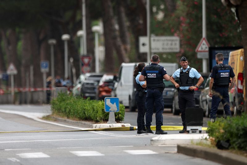 © Reuters. French police stand guard after cars were set on fire in front of the city's synagogue, in La Grande-Motte, France, August 24, 2024. REUTERS/Manon Cruz