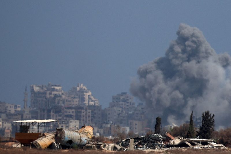 © Reuters. FILE PHOTO: Smoke rises from an explosion in Gaza, amid the Israel-Hamas conflict, near the Israel-Gaza border, as seen from Israel, August 23, 2024. REUTERS/Florion Goga/File Photo