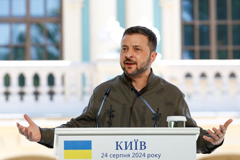 © Reuters. Ukraine's President Volodymyr Zelenskiy speaks during a joint press conference with Polish President Andrzej Duda and Lithuanian Prime Minister Ingrida Simonyte (not pictured), amid Russia's attack on Ukraine, on the country's Independence Day in Kyiv, Ukraine August 24, 2024. REUTERS/Valentyn Ogirenko