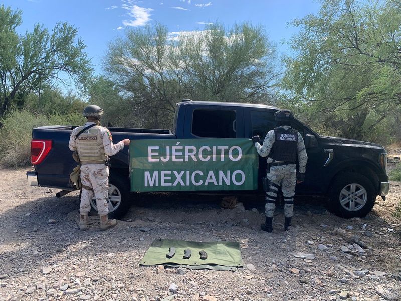 © Reuters. Mexican soldiers hold a banner reading 