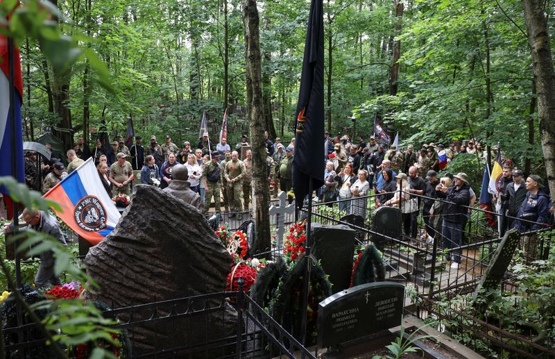 © Reuters. Porokhovskoye cemetery, Saint Petersburg, August 24, 2024. REUTERS/Anastasia Barashkova