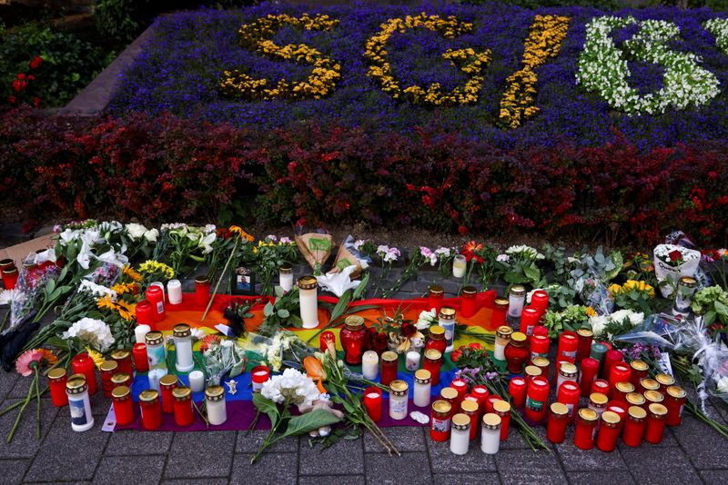 © Reuters. Flowers, candles and a rainbow flag are placed following an incident in which several individuals were killed after a man randomly stabbed passers-by with a knife at a city festival, in Solingen, Germany, August 24, 2024. REUTERS/Thilo Schmuelgen