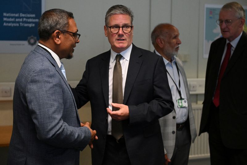 © Reuters. British Prime Minister Keir Starmer talks with staff during a visit to Garnerville Police training college on August 19, 2024, in Belfast, Northern Ireland.     Charles McQuillan/Pool via REUTERS/ File Photo