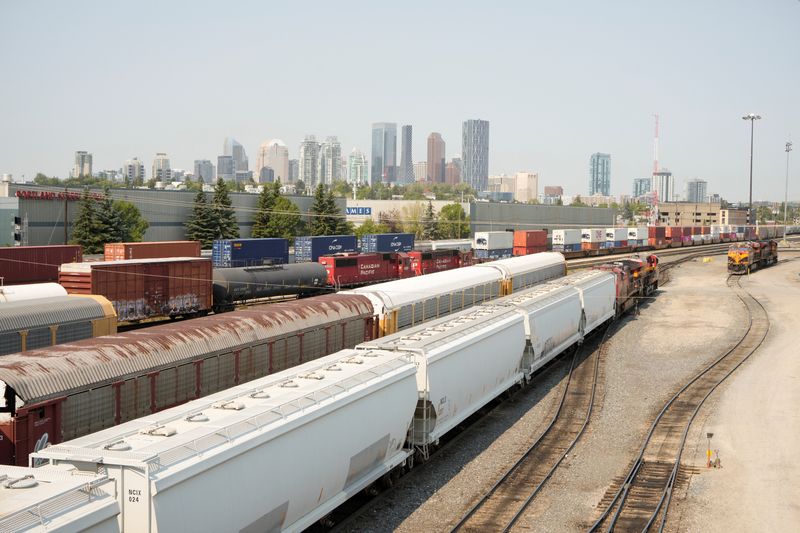 © Reuters. FILE PHOTO: Trains sit at CPKS Alyth yards near downtown Calgary after the Teamsters union workers were locked out by the company in Calgary, Alberta, Canada August 23, 2024.  REUTERS/Todd Korol/File Photo