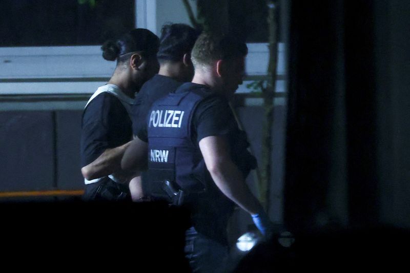 © Reuters. Police officers detain a person, following an incident in which several individuals were killed after a man randomly stabbed passers-by with a knife at a city festival, in Solingen, Germany, August 24, 2024. REUTERS/Thilo Schmuelgen    