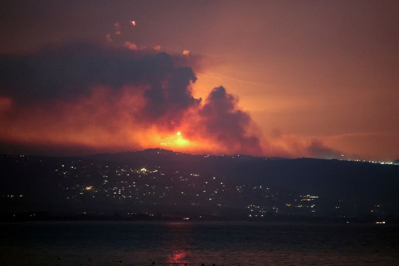 © Reuters. A view shows smoke and fire on the Lebanese side of the border with Israel, after Israel said it had noted armed group Hezbollah preparing to attack Israel and had carried out pre-emptive strikes on Hezbollah targets in Lebanon, as seen from Tyre, southern Lebanon August 25, 2024. REUTERS/Aziz Taher