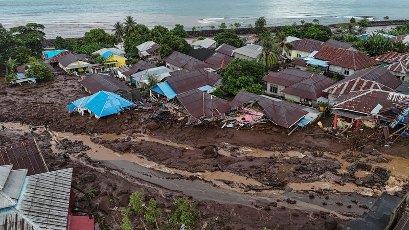 &copy; Reuters. A drone view shows houses damaged following flashfloods in Rua village, Ternate, North Maluku province, Indonesia, August 25, 2024, in this photo taken by Antara Foto. Antara Foto/Andri Saputra/via REUTERS  