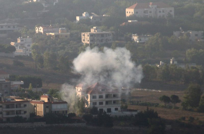 © Reuters. Smoke rises from the southern Lebanese town of Khiam, amid ongoing cross-border hostilities between Hezbollah and Israeli forces, as pictured from Marjayoun, near the border with Israel, August 25, 2024. REUTERS/Karamallah Daher