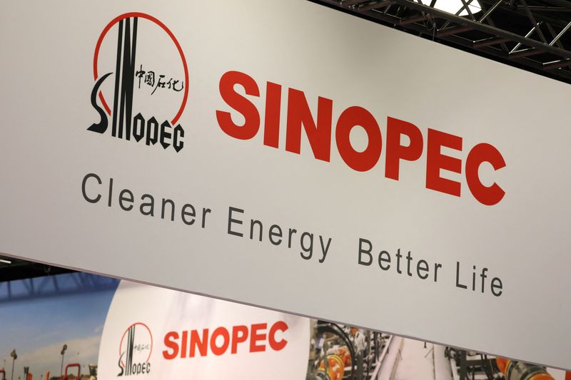 © Reuters. FILE PHOTO: The logo of China Petroleum & Chemical Corporation, or Sinopec, is displayed during the LNG 2023 energy trade show in Vancouver, British Columbia, Canada, July 12, 2023. REUTERS/Chris Helgren/File Photo