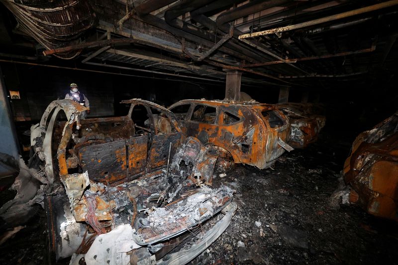 © Reuters. FILE PHOTO: Vehicles that were completely burned down due to a Mercedes Benz electric car fire that broke out on August 1st, are lying in the underground parking lot of an apartment complex in Incheon, South Korea, August 2, 2024. Yonhap/via REUTERS /File Photo