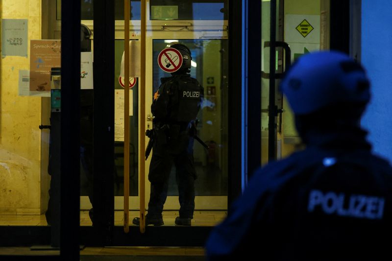 &copy; Reuters. Special police forces officers stand inside of a building, following an incident in which several individuals were killed after a man randomly stabbed passers-by with a knife at a city festival, in Solingen, Germany, August 24, 2024. REUTERS/Thilo Schmuel