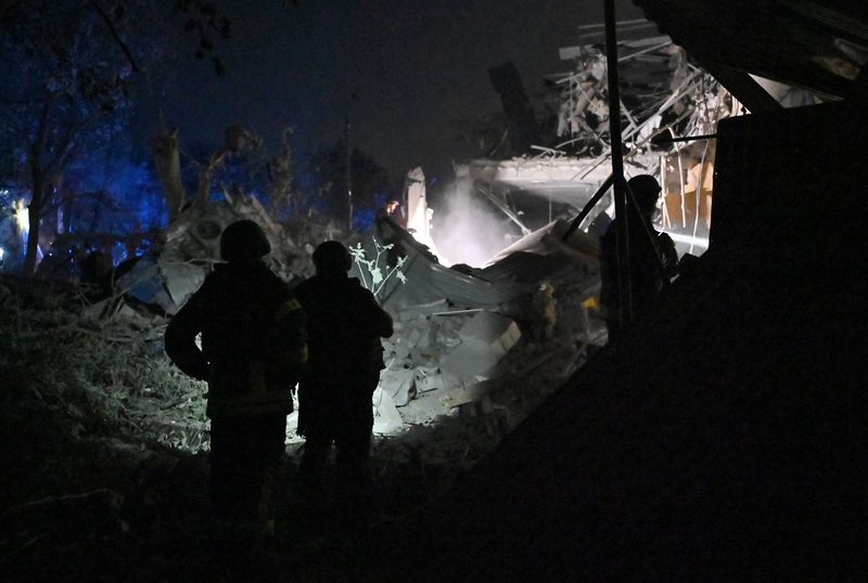 © Reuters. Ukrainian emergency services conduct a search and rescue operation among the rubble of a destroyed hotel following a Russian strike in the town of Kramatorsk on August 24, 2024, amid the Russian invasion of Ukraine. A nighttime Russian strike on a hotel in the eastern Ukrainian city of Kramatorsk wounded two journalists, while a third was missing in the rubble, authorities said Sunday. Vadym Filashkin, head of the Donetsk regional government, said the journalists were British, US and Ukrainian nationals and that a search operation was underway for the missing journalist.      GENYA SAVILOV/Pool via REUTERS