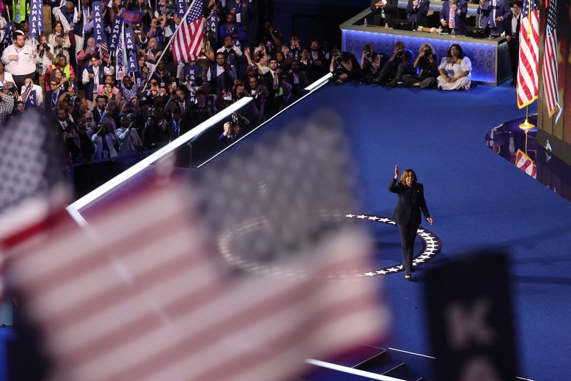 © Reuters. Democratic presidential nominee and U.S. Vice President Kamala Harris waves on the stage on Day 4 of the Democratic National Convention (DNC) at the United Center in Chicago, Illinois, U.S., August 22, 2024. REUTERS/Brendan Mcdermid/File Photo