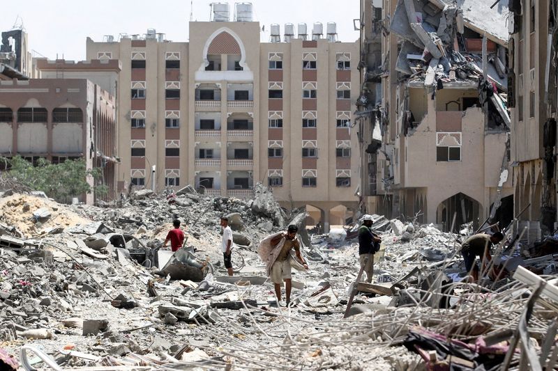 &copy; Reuters. FILE PHOTO: Palestinians inspect damage in Qatari-funded Hamad City, following an Israeli raid, amid the ongoing conflict between Israel and Hamas, in Khan Younis, in the southern Gaza Strip, August 24, 2024. REUTERS/Hatem Khaled/File Photo