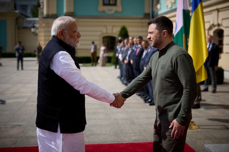 &copy; Reuters. Ukraine's President Volodymyr Zelenskiy welcomes India's Prime Minister Narendra Modi, amid Russia's attack on Ukraine, in Kyiv, Ukraine August 23, 2024. Ukrainian Presidential Press Service/Handout via REUTERS/File Photo